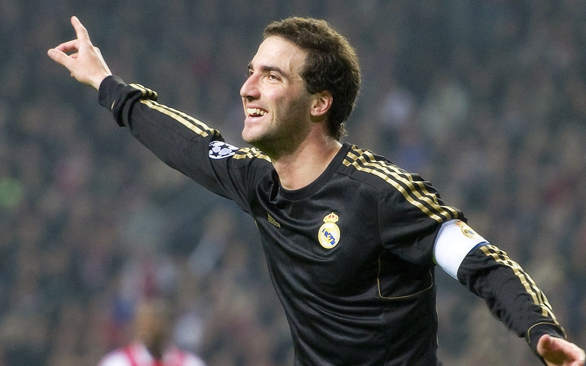 开云体育世界杯-欧文，在美加墨的夜空下，踢碎命运的玻璃